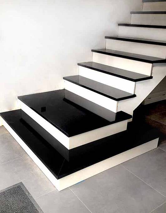 Treppe mit Podest Treppenstufen Granit
