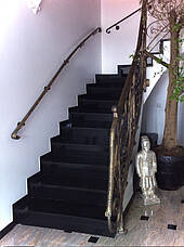 Treppe mit schwarzen Treppenstufen Granit