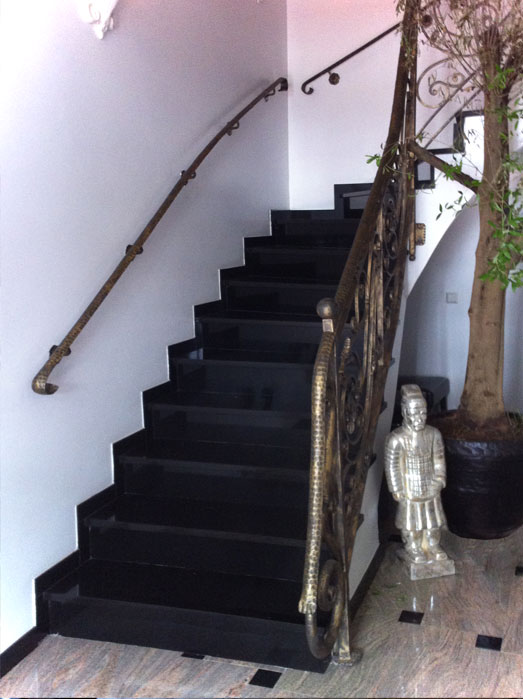 Granittreppe mit schwarzen Stufen